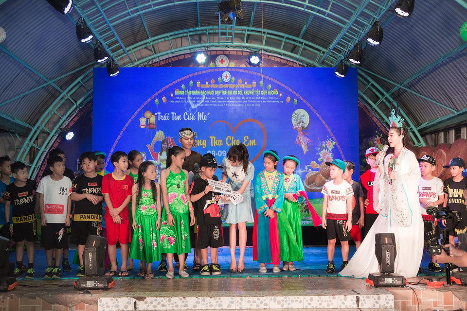 Thay mặt các mạnh thường quân, nàng hậu đã trao tặng 50 phần quà mỗi phần trị giá 2 triệu đồng tới các em nhỏ, cổ vũ tinh thần các em cho một năm học mới chăm ngoan, học giỏi. (Ảnh: CTV/Vietnam+)