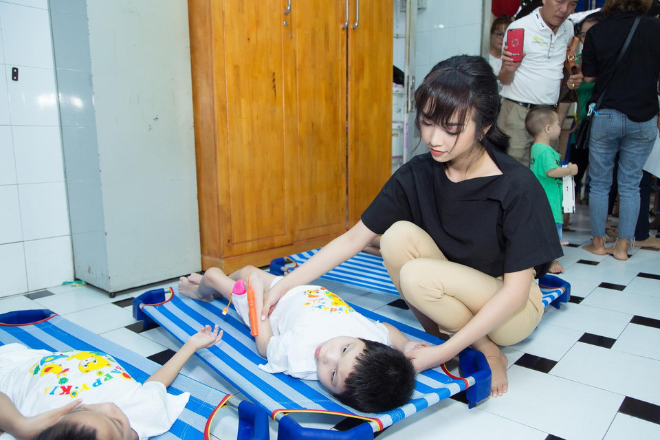 Bên cạnh việc tích cực luyện tập thật tốt cho hành trình chinh phục đấu trường sắc đẹp Miss Intercontinental sắp tới, Thúy An luôn dành quan tâm, ưu ái cho những hoạt động thiện nguyện, hoạt động xã hội ý nghĩa. (Ảnh: CTV/Vietnam+)