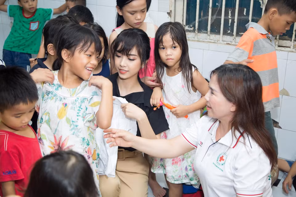 Xinh đẹp, tài năng và sở hữu trái tim giàu lòng nhân ái, hành trình tới với Miss Intercontinental 2019 của Á hậu Thúy An là hành trình vững chắc nhất bởi yêu thương sẽ nối bước yêu thương. (Ảnh: CTV/Vietnam+)