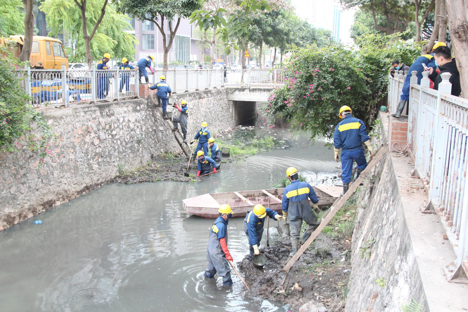 Công ty trách nhiệm hữu hạn một thành viên Thoát nước Hà Nội thực hiện nhiệm vụ chuyên môn trong những ngày Hà Nội nhiệt độ xuống thấp. (Ảnh: TTXVN phát)
