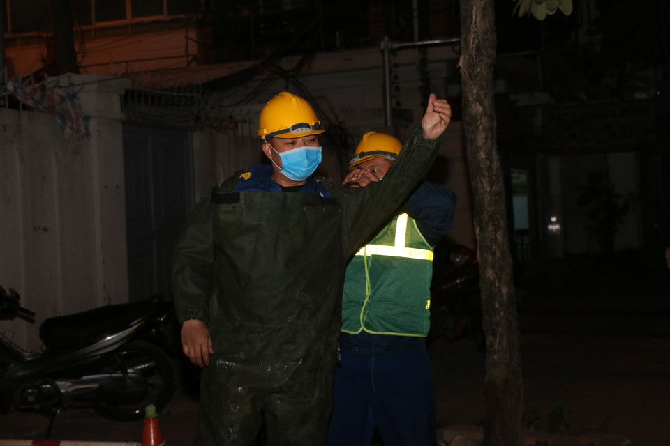 Các công nhân đều được trang bị thiết bị bảo hộ cẩn thận để giữ sức khỏe. (Ảnh: TTXVN phát)