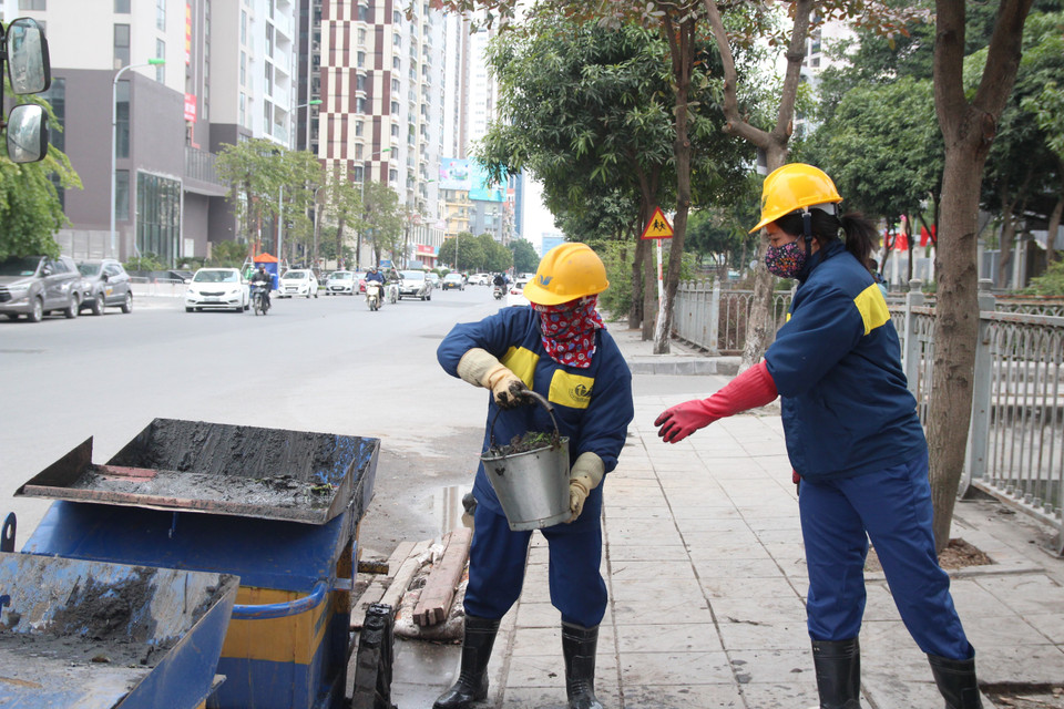 Phụ nữ được ưu tiên ở trên bờ, với những công việc nhẹ nhàng hơn. (Ảnh: Mạnh Khánh/TTXVN)