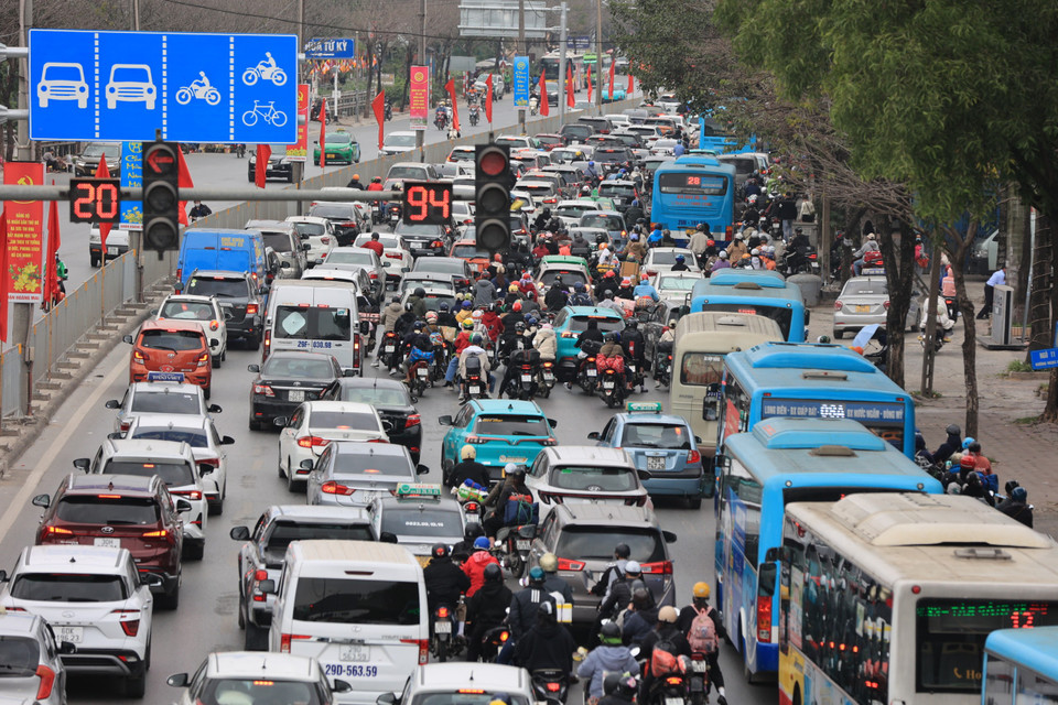 Tại nút giao khu vực đường Ngọc Hồi-Giải Phóng, giao thông tắc nghẽn khiến nhiều phương tiện xe máy phải đi lên vỉa hè. (Ảnh: PV/Vietnam+)
