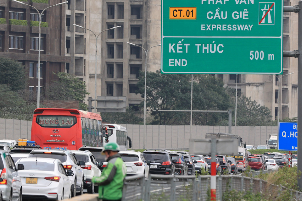 Các phương tiện ôtô xếp hàng dài khoảng 2km hướng từ địa phận Thường Tín về phía đường Vành đai 3. (Ảnh: PV/Vietnam+)