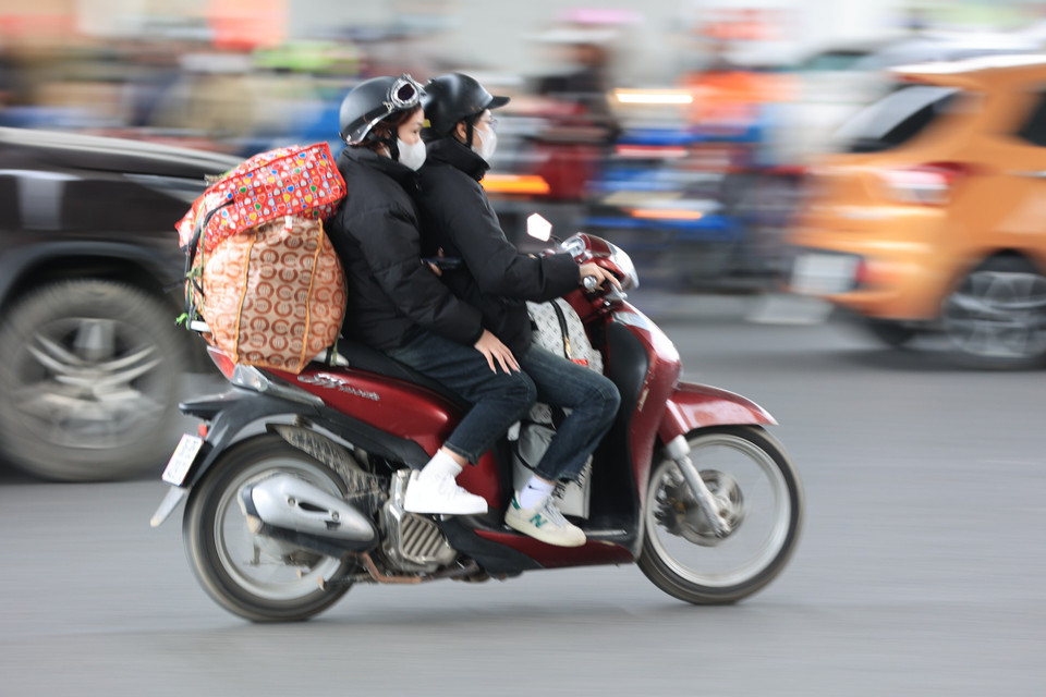 Người dân 'lỉnh kỉnh' hành lý trở lại Thủ đô sau kỳ nghỉ Tết Nguyên đán. (Ảnh: PV/Vietnam+)