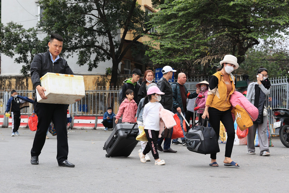Đa số hành khách đều mang nhiều đồ đạc quay trở lại Hà Nội sau kỳ nghỉ Tết dài ngày. (Ảnh: PV/Vietnam+)