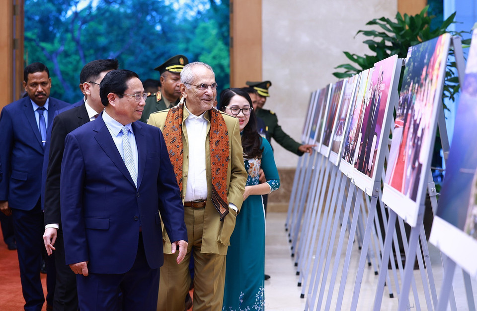 Thủ tướng Phạm Minh Chính và Tổng thống Timor-Leste Jose Ramos-Horta tham quan trưng bày ảnh về thành tựu quan hệ hợp tác giữa Việt Nam và Timor-Leste, do TTXVN thực hiện. (Ảnh: Dương Giang/TTXVN)
