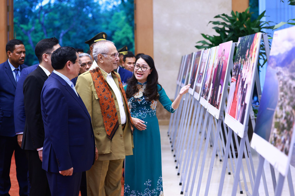 Thủ tướng Phạm Minh Chính và Tổng thống Timor-Leste Jose Ramos-Horta tham quan trưng bày một số hình ảnh tiêu biểu về quan hệ Việt Nam-Timor-Leste, do TTXVN thực hiện. (Ảnh: Dương Giang/TTXVN)