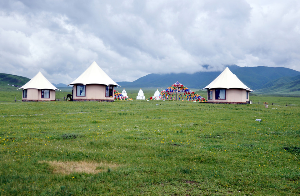 Xác định rõ du lịch thảo nguyên là một trong những lợi thế tiềm năng để phát triển kinh tế địa phương, từ năm 2015, chính quyền Cam Nam đã đẩy mạnh đầu tư cơ sở hạ tầng, xây dựng đường xá.(Nguồn: Vietnam+)