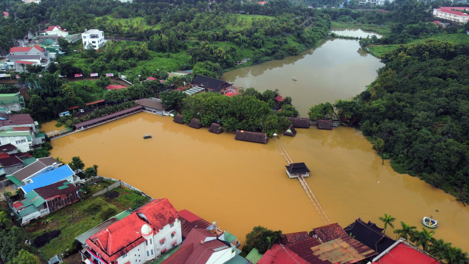 Mưa lớn gây ngập sâu tại khu vực hồ Sơn Mã, phường Nghĩa Tân, thành phố Gia Nghĩa. Mực nước đã dâng cao khoảng 1,5-2m so với bình thường. (Ảnh: TTXVN phát)