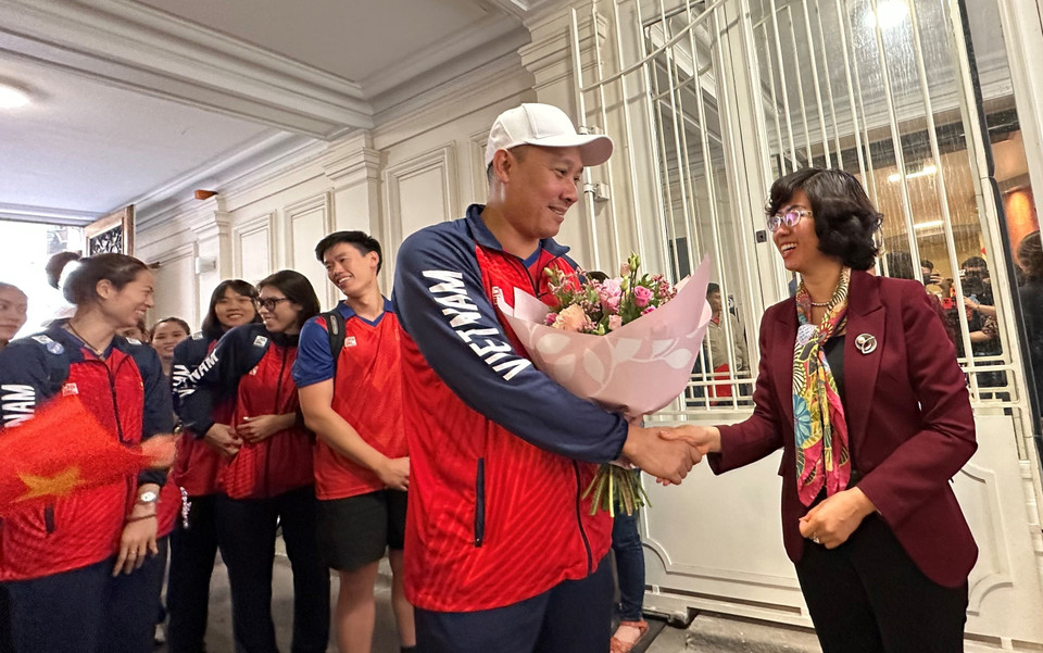 Đại sứ Lê Thị Hồng Vân, Trưởng phái đoàn thường trực Việt Nam bên UNESCO đón các vận động viên đội tuyển Bóng chuyền Nữ Việt Nam.(Ảnh: Nguyễn Thu Hà/TTXVN)