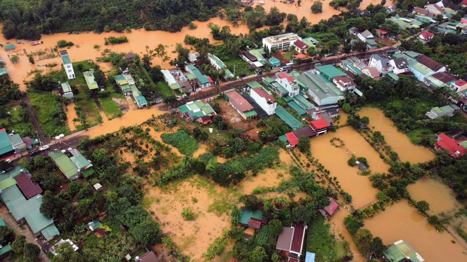 Mưa lớn gây ngập sâu nhiều nơi tại Gia Nghĩa (Đắk Nông).(Ảnh: TTXVN phát)