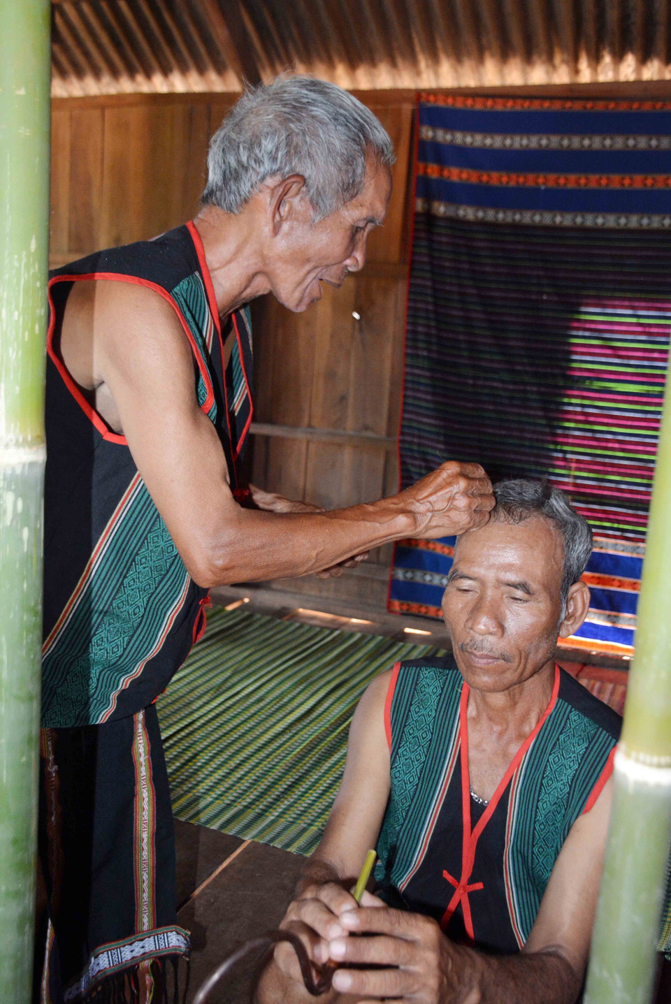 Thầy cúng làm nghi thức mong cho người được mừng thọ có sức khỏe, sống lâu cùng con cháu. (Ảnh: Hoài Thu/TTXVN)