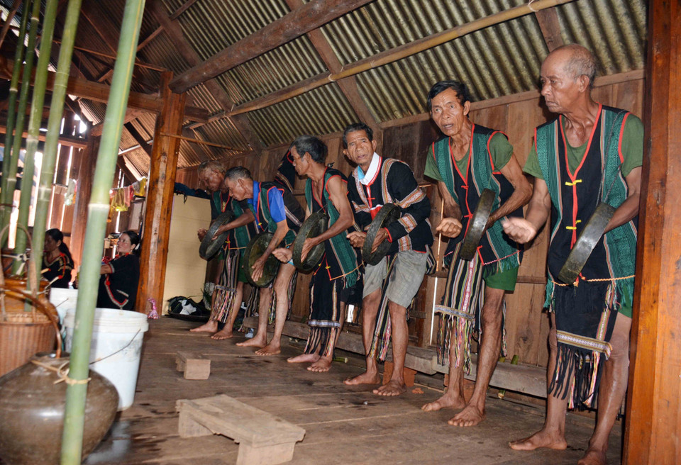 Đội đánh chiêng sẽ diễn tấu chiêng liên tục cho đến khi lễ mừng thọ kết thúc.(Ảnh: Hoài Thu/TTXVN)