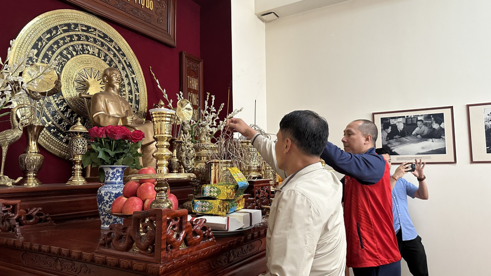 Đội tuyển Bóng chuyền Nữ Việt Nam thắp hương tại bàn thờ Bác Hồ, trong khuôn viên Đại sứ quán Việt Nam tại Pháp.(Ảnh: Nguyễn Thu Hà/TTXVN)