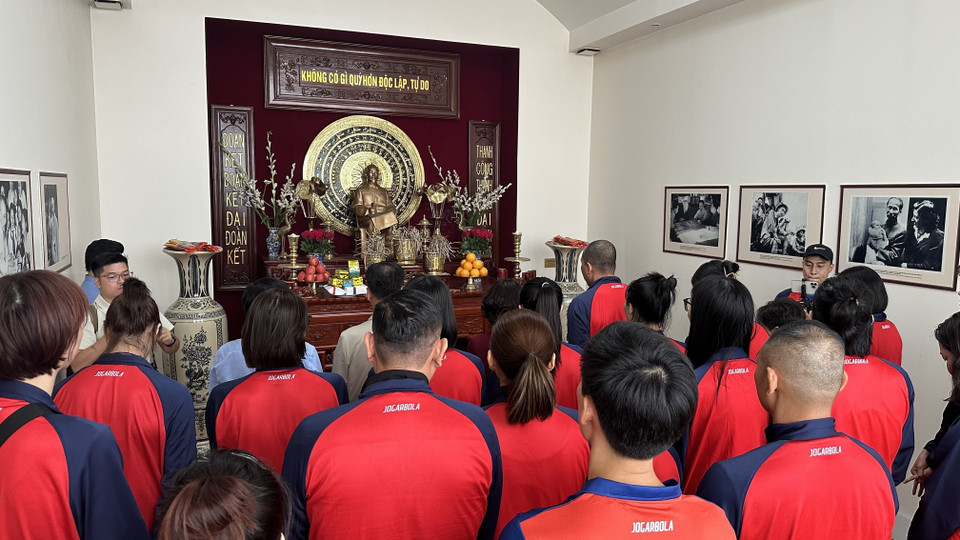 Đội tuyển Bóng chuyền Nữ Việt Nam thắp hương tại bàn thờ Bác Hồ, trong khuôn viên Đại sứ quán Việt Nam tại Pháp.(Ảnh: Nguyễn Thu Hà/TTXVN)