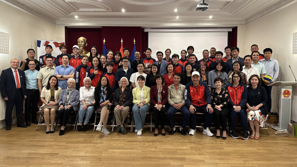 Các đại biểu chụp ảnh lưu niệm với đội tuyển Bóng chuyền Nữ Việt Nam. (Ảnh: Nguyễn Thu Hà/TTXVN)