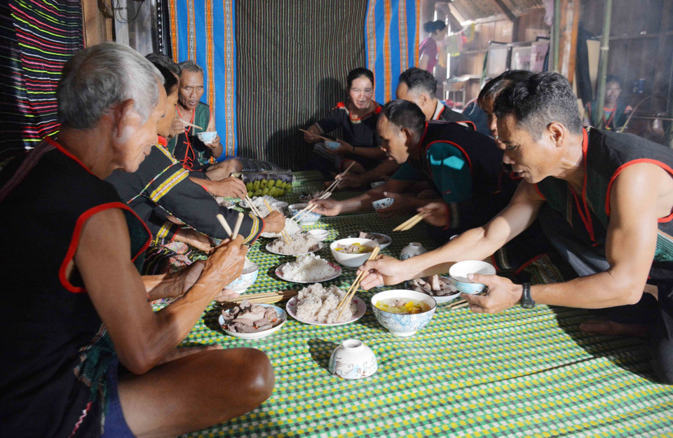 Bữa cơm thân mật mừng thọ cho cha mẹ. (Ảnh: Hoài Thu/TTXVN)