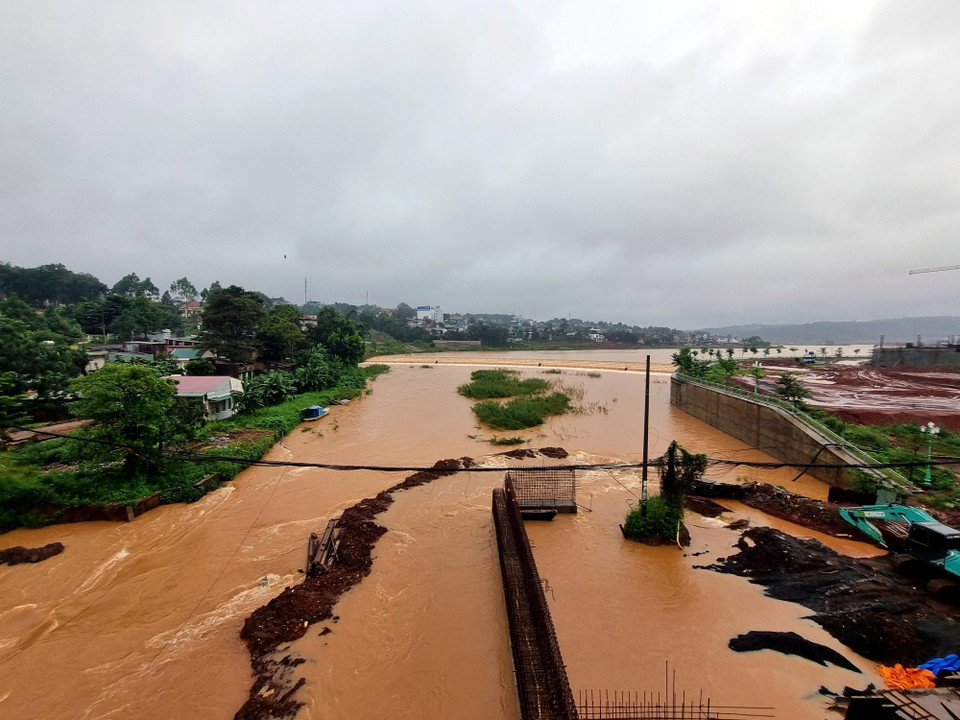 Nước lũ đổ về hồ trung tâm thành phố Gia Nghĩa (Đắk Nông).(Ảnh: TTXVN phát)