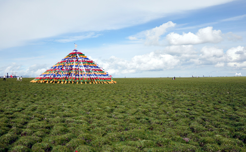 Châu Cam Nam sở hữu thảo nguyên Mỹ Nhân là một trong 10 thảo nguyên hàng đầu châu Á, là khu vực đồng cỏ được bảo tồn tốt nhất hiện nay, và được mệnh danh là kho thuốc bổ của Trung Quốc với hơn 100 loài thảo dược.(Nguồn: Vietnam+)