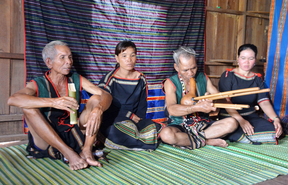 Tiết mục thổi kèn Đing năm và kể khan trong Lễ mừng thọ của người M’nông. (Ảnh: Hoài Thu/TTXVN)