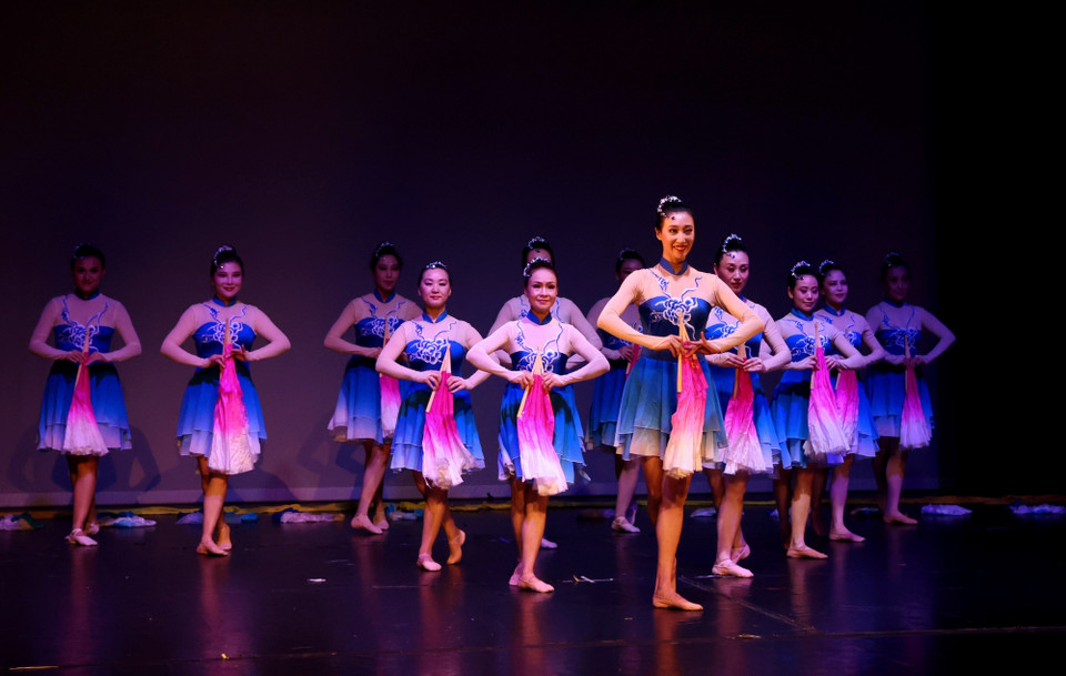 Múa Đôn Hoàng, múa đương đại, múa cổ điển và các điệu múa dân tộc như múa Tây Tạng và múa Nội Mông (Ảnh: THX/TTXVN)