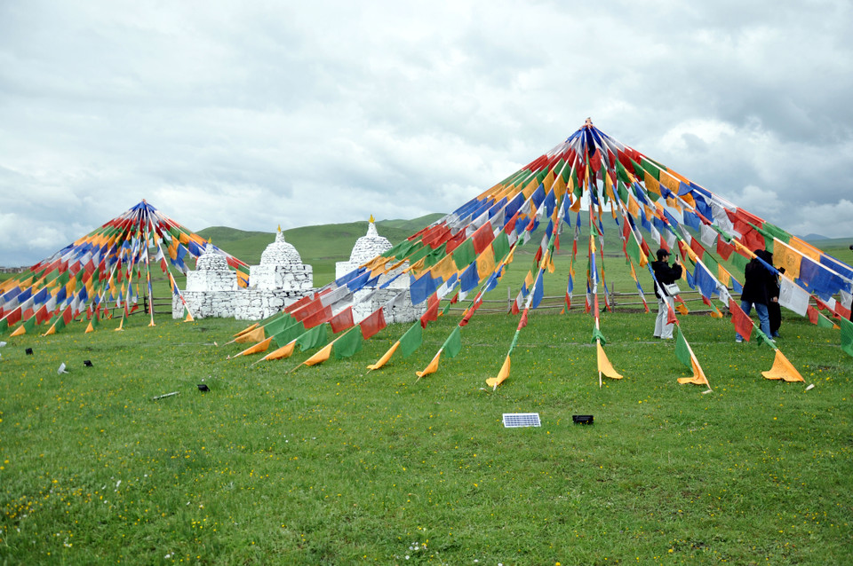 Xác định rõ du lịch thảo nguyên là một trong những lợi thế tiềm năng để phát triển kinh tế địa phương, từ năm 2015, chính quyền Cam Nam đã đẩy mạnh đầu tư cơ sở hạ tầng, xây dựng đường xá.(Nguồn: Vietnam+)