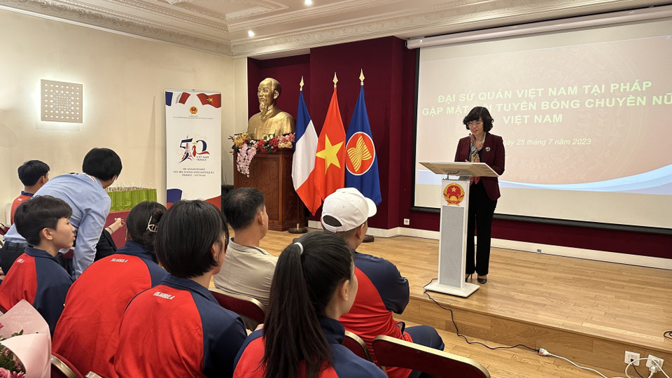 Đại sứ Lê Thị Hồng Vân, Trưởng phái đoàn thường trực Việt Nam bên UNESCO, chúc mừng các vận động viên bóng chuyền.(Ảnh: Nguyễn Thu Hà/TTXVN)