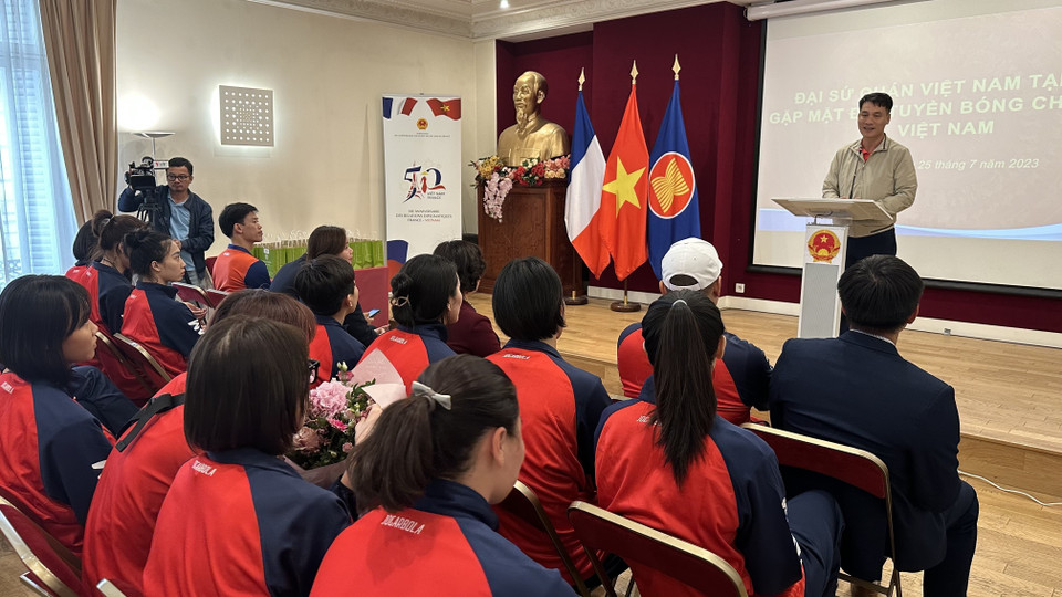 Trưởng đoàn Lê Trí Trường, Tổng thư ký Liên đoàn bóng chuyền Việt Nam, bày tỏ ấn tượng trước sự đón tiếp nhiệt tình và nồng hậu của Đại sứ quán và bà con kiều bào.(Ảnh: Nguyễn Thu Hà/TTXVN)