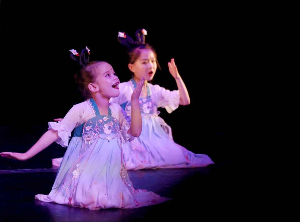 Tối 1/7/2023, Liên hoan múa Con đường tơ lụa được tổ chức tại thủ đô London (Anh), giới thiệu nhiều phong cách múa Trung Quốc(Ảnh: THX/TTXVN)