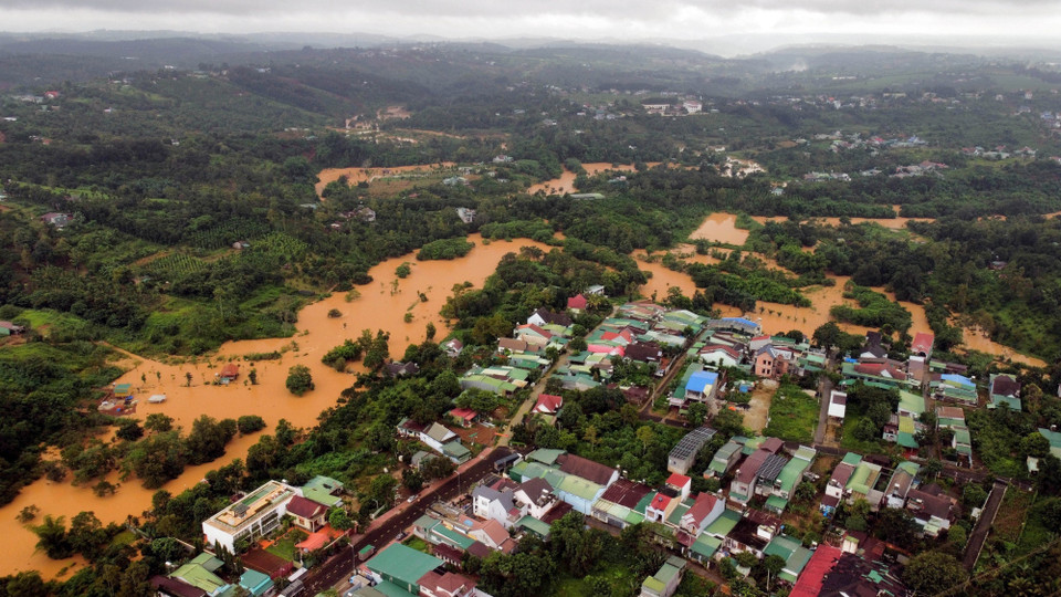 Trung tâm thành phố Gia Nghĩa ngập do mưa lớn kéo dài.(Ảnh: TTXVN phát)