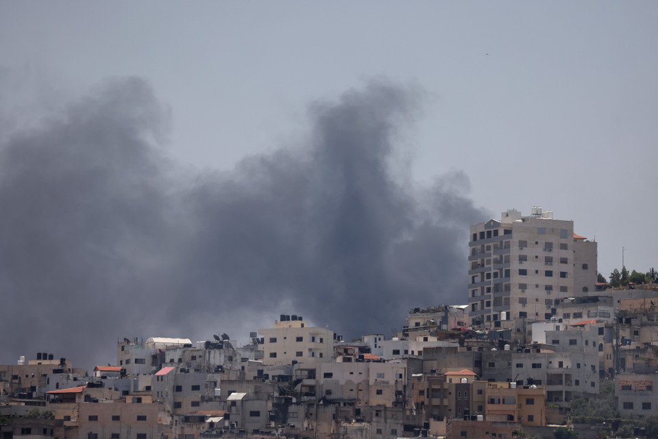 Khói bốc lên sau cuộc không kích của Israel tại thành phố Jenin, Bờ Tây ngày 3/7/2023. (Ảnh: AFP/TTXVN)
