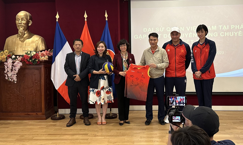 Đội tuyển Bóng chuyền Nữ Việt Nam tặng Đại sứ quán chiếc áo và quả bóng có chữ ký của tất cả thành viên đội tuyển.(Ảnh: Nguyễn Thu Hà/TTXVN)