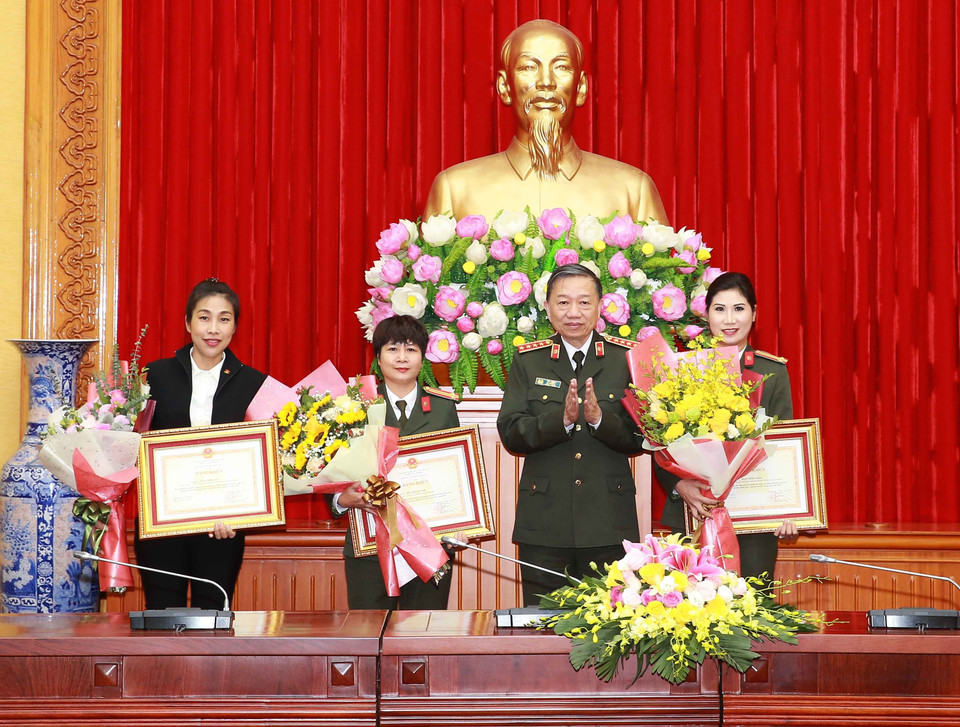 Đại tướng Tô Lâm, Ủy viên Bộ Chính trị, Bộ trưởng Bộ Công an tặng Bằng khen cho các Huấn luyện viên có thành tích xuất sắc tại SEA Games 30. (Ảnh: Doãn Tấn/TTXVN)