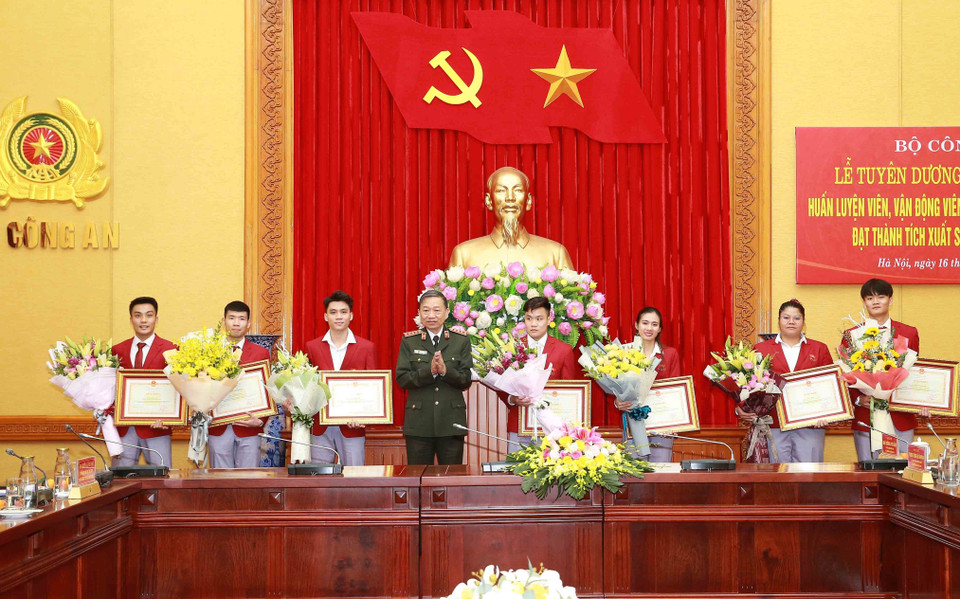  Đại tướng Tô Lâm, Ủy viên Bộ Chính trị, Bộ trưởng Bộ Công an tặng Bằng khen cho các vận động viên thể thao Công an nhân dân đạt thành tích xuất sắc tại SEA Games 30. (Ảnh: Doãn Tấn/TTXVN)