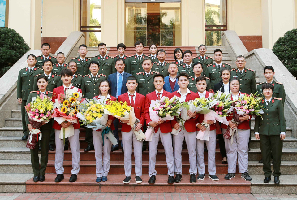 Đại tướng Tô Lâm, Ủy viên Bộ Chính trị, Bộ trưởng Bộ Công an với huấn luyện viên, vận động viên thể thao Công an nhân dân đạt thành tích xuất sắc tại SEA Games 30. (Ảnh: Doãn Tấn/TTXVN)
