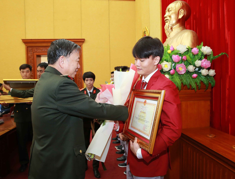 Đại tướng Tô Lâm, Ủy viên Bộ Chính trị, Bộ trưởng Bộ Công an tặng Bằng khen cho các vận động viên Công an nhân dân đạt thành tích xuất sắc tại SEA Games 30. (Ảnh: Doãn Tấn/TTXVN)