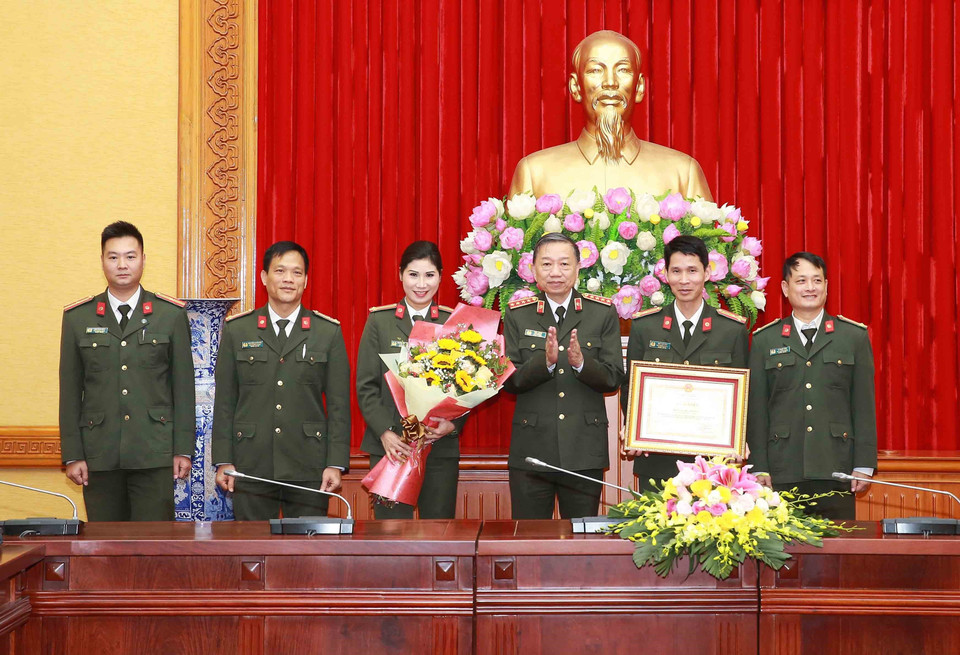 Chiều 16/12, tại Hà Nội, Bộ Công an tổ chức Lễ tuyên dương, khen thưởng huấn luyện viên, vận động viên thể thao Công an nhân dân đạt thành tích xuất sắc tại SEA Games 30. (Ảnh: Doãn Tấn/TTXVN)