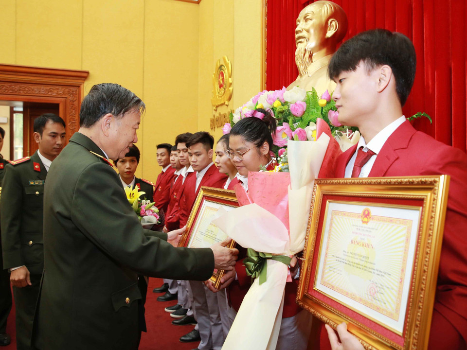 Đại tướng Tô Lâm, Ủy viên Bộ Chính trị, Bộ trưởng Bộ Công an tặng Bằng khen cho các vận động viên Công an nhân dân đạt thành tích xuất sắc tại SEA Games 30. (Ảnh: Doãn Tấn/TTXVN)