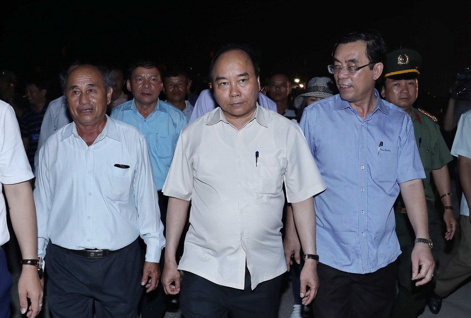 Thủ tướng Nguyễn Xuân Phúc thăm Cảng cá Cửa Việt. (Ảnh: Thống Nhất/TTXVN)