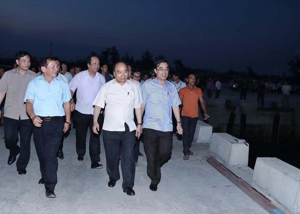 Thủ tướng Nguyễn Xuân Phúc thăm Cảng cá Cửa Việt. (Ảnh: Thống Nhất/TTXVN)