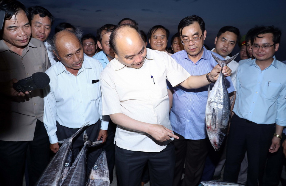 Thủ tướng Nguyễn Xuân Phúc thăm Cảng cá Cửa Việt. (Ảnh: Thống Nhất/TTXVN)