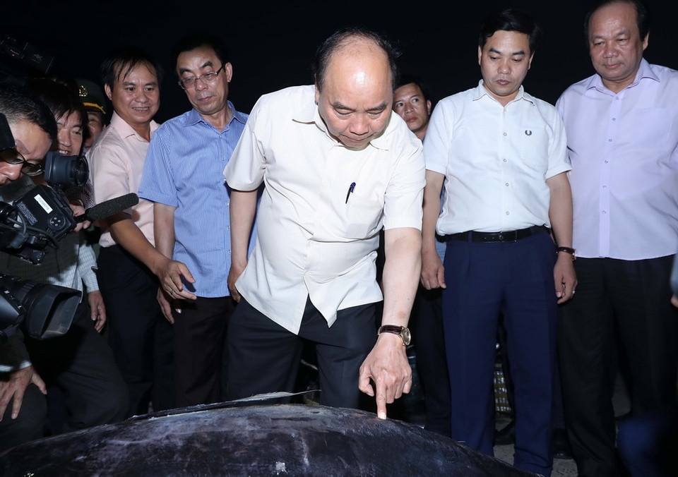 Thủ tướng Nguyễn Xuân Phúc thăm Cảng cá Cửa Việt. (Ảnh: Thống Nhất/TTXVN)