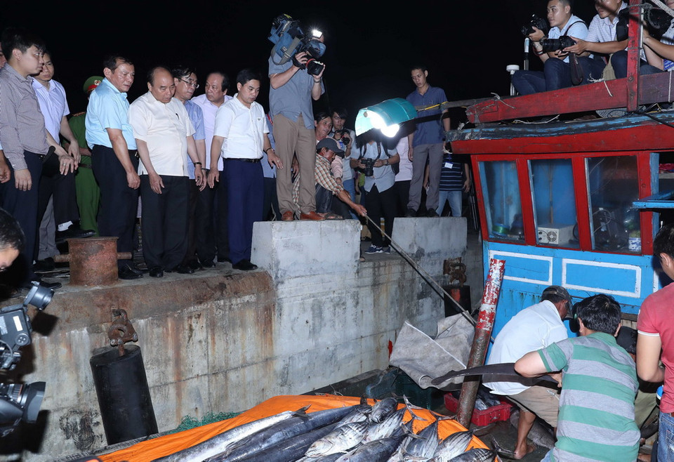 Thủ tướng Nguyễn Xuân Phúc thăm Cảng cá Cửa Việt. (Ảnh: Thống Nhất/TTXVN)