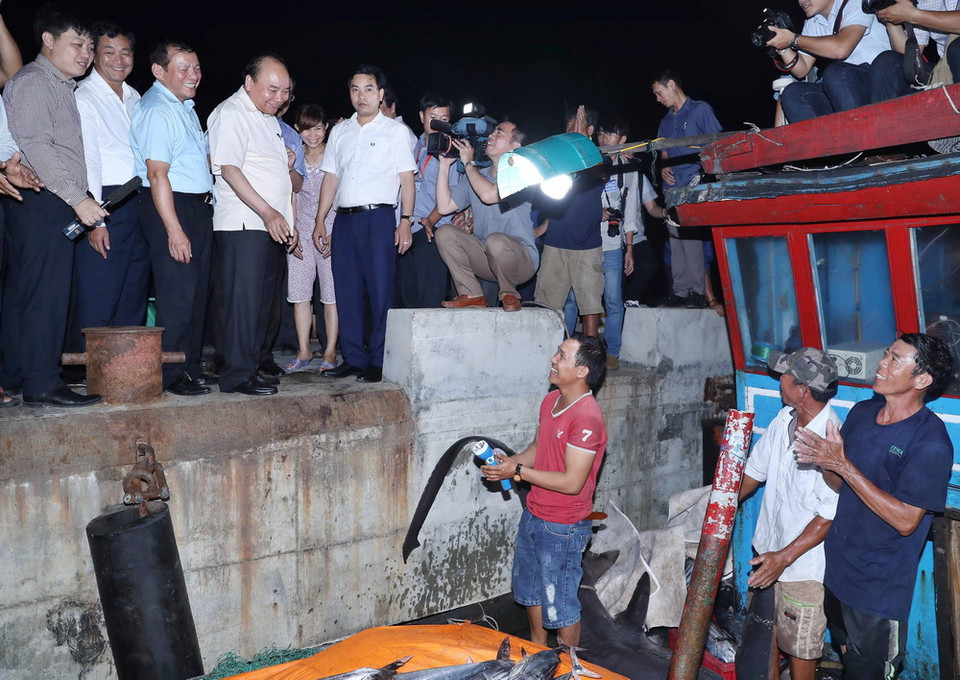 Thủ tướng Nguyễn Xuân Phúc thăm Cảng cá Cửa Việt. (Ảnh: Thống Nhất/TTXVN)