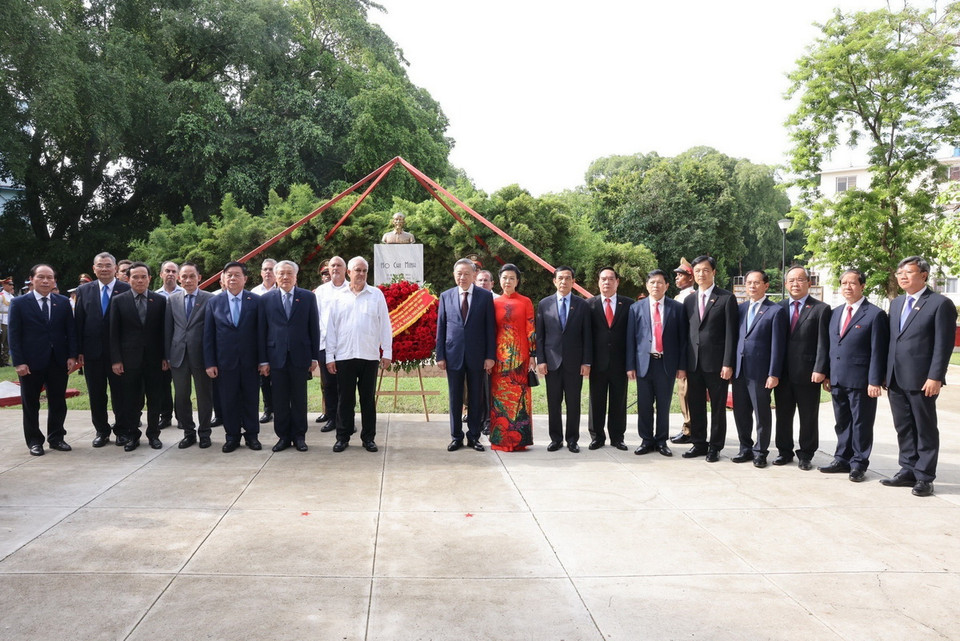Tổng Bí thư, Chủ tịch nước Tô Lâm và Ủy viên Trung ương Đảng, Trưởng Ban Đối ngoại Trung ương Đảng Cộng sản Cuba Emilio Lozada García với các đại biểu tại Tượng đài Chủ tịch Hồ Chí Minh ở Thủ đô La Habana. (Ảnh: Lâm Khánh/TTXVN)