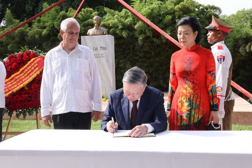 Tổng Bí thư, Chủ tịch nước Tô Lâm ghi lưu bút tại Công viên Hồ Chí Minh ở Thủ đô La Habana. (Ảnh: Lâm Khánh/TTXVN)