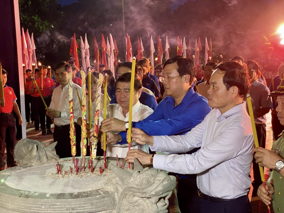 Đại diện lãnh đạo Thành phố Hồ Chí Minh, đại diện Ban chấp hành Trung ương Đoàn Thanh niên Cộng sản Hồ Chí Minh dâng hương tưởng nhớ anh hùng, liệt sỹ. (Ảnh: Hồng Giang/TTXVN)