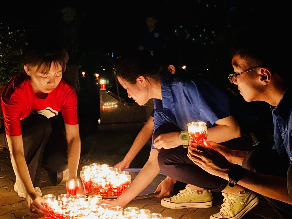 Đoàn viên thanh niên Thành phố Hồ Chí Minh thắp nến tri ân các anh hùng, liệt sỹ. (Ảnh: Hồng Giang/TTXVN)
