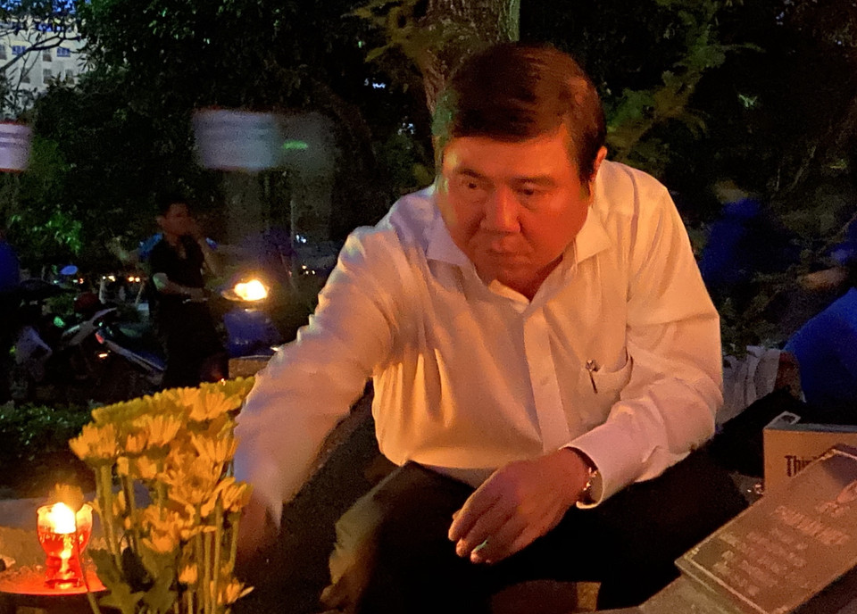 Ông Nguyễn Thành Phong, Ủy viên Ban chấp hành Trung ương Đảng, Chủ tịch Ủy ban Nhân dân Thành phố Hồ Chí Minh thắp nến tri ân các anh hùng, liệt sỹ. (Ảnh: Hồng Giang/TTXVN)
